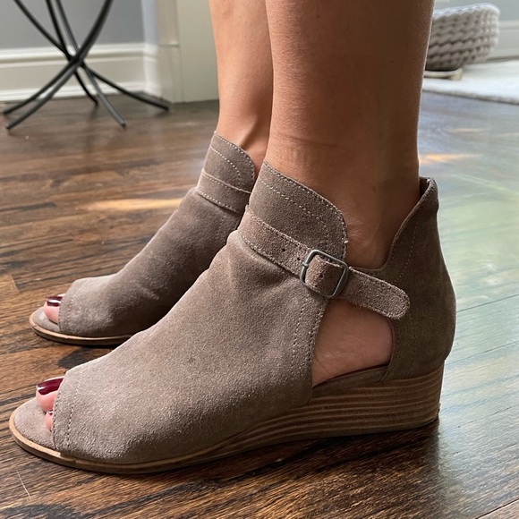 Lucky Brand Women's Baxley Bootie Sandal Suede Cutout Open Toe Heels - Picture 1 of 13